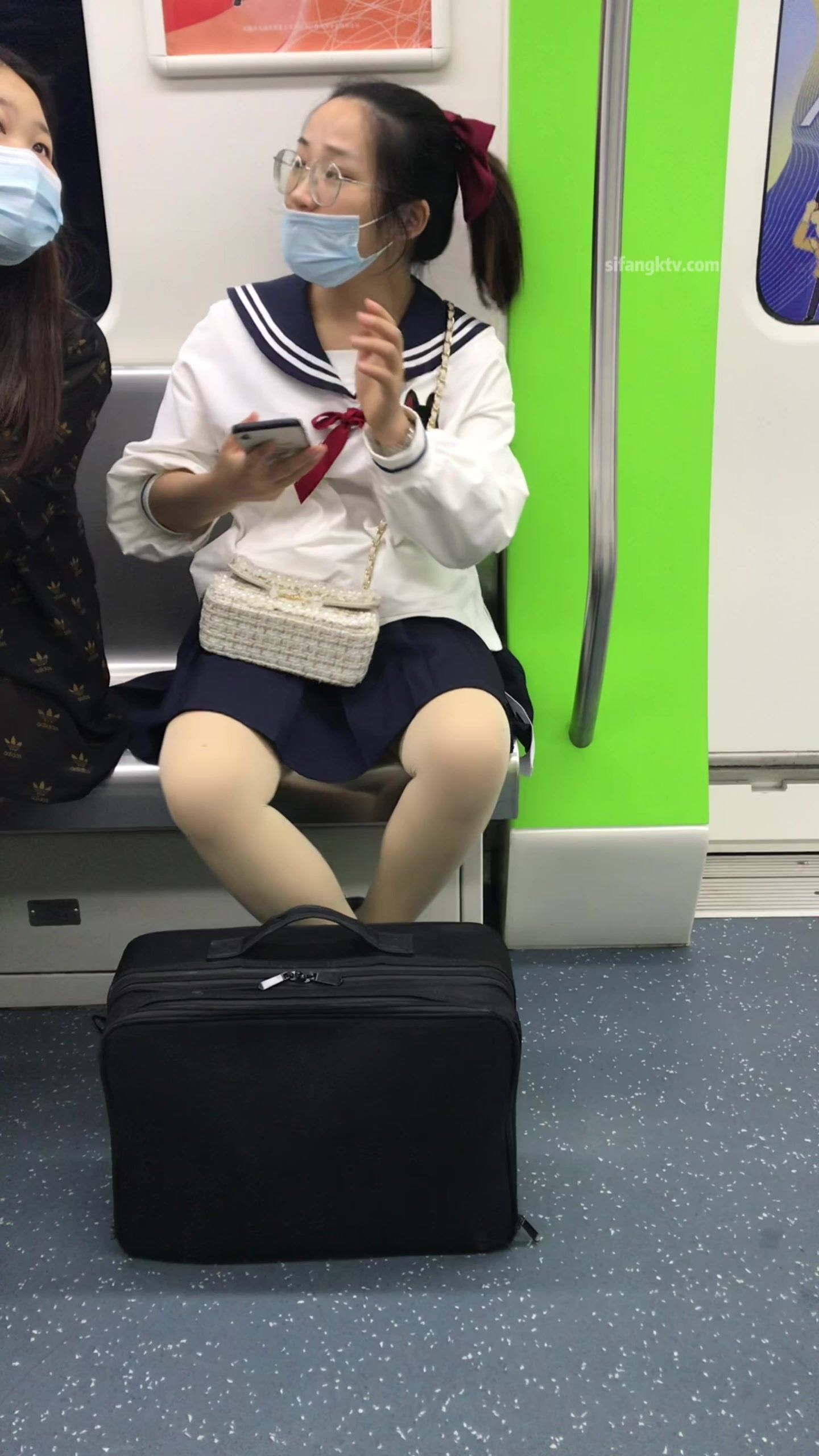 稀缺學妹專場 專業抄底靚麗學生妹JK制服 掀裙開閃光燈強抄 看的心驚肉跳太刺激 超清4K原版 (50)