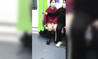 稀缺學妹專場 專業抄底靚麗學生妹JK制服 掀裙開閃光燈強抄 看的心驚肉跳太刺激 超清4K原版 (2)