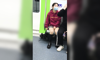 稀缺學妹專場 專業抄底靚麗學生妹JK制服 掀裙開閃光燈強抄 看的心驚肉跳太刺激 超清4K原版 (2)