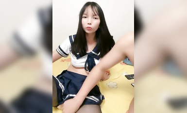 新人眼鏡小哥操小女友！學生制服套裝，開檔黑絲水好多，插進去多是白漿，騎乘深插低低呻吟