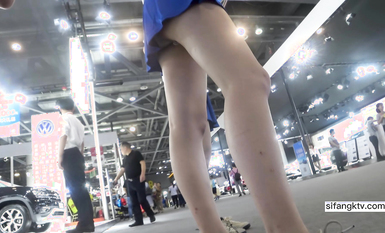 最新流出車展偷拍抄底性感長腿車模 藍裙騷內