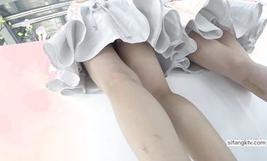 最新流出車展偷拍抄底性感長腿車模 一黑一白展台模特