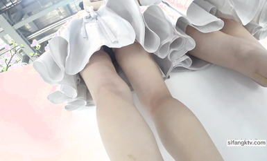 最新流出車展偷拍抄底性感長腿車模 一黑一白展台模特