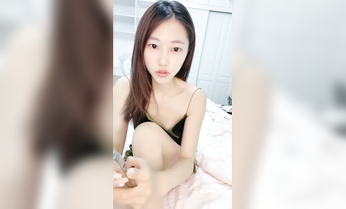 重磅推薦！剛下海 讓人眼前一亮的重慶某公司職員騷貨女神【首次做愛秀就被內射】妹子身材非常棒，老公一邊吃奶一邊無操她 (3)