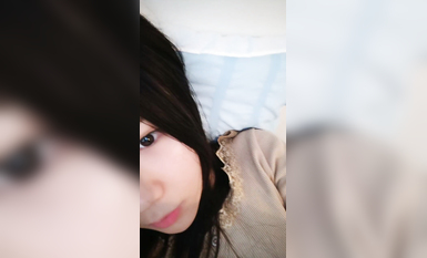 清純的高中生初次下海，跟狼友互動撩騷，在狼友禮物的攻勢下脫光了給狼友看奶子和逼逼，自慰小穴好嫩好刺激