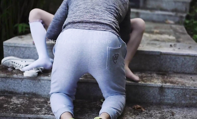 最新劇情製作《尾行》猥瑣男尾行清純美少女 林間小路干暈直接就給操了 畫面感十足