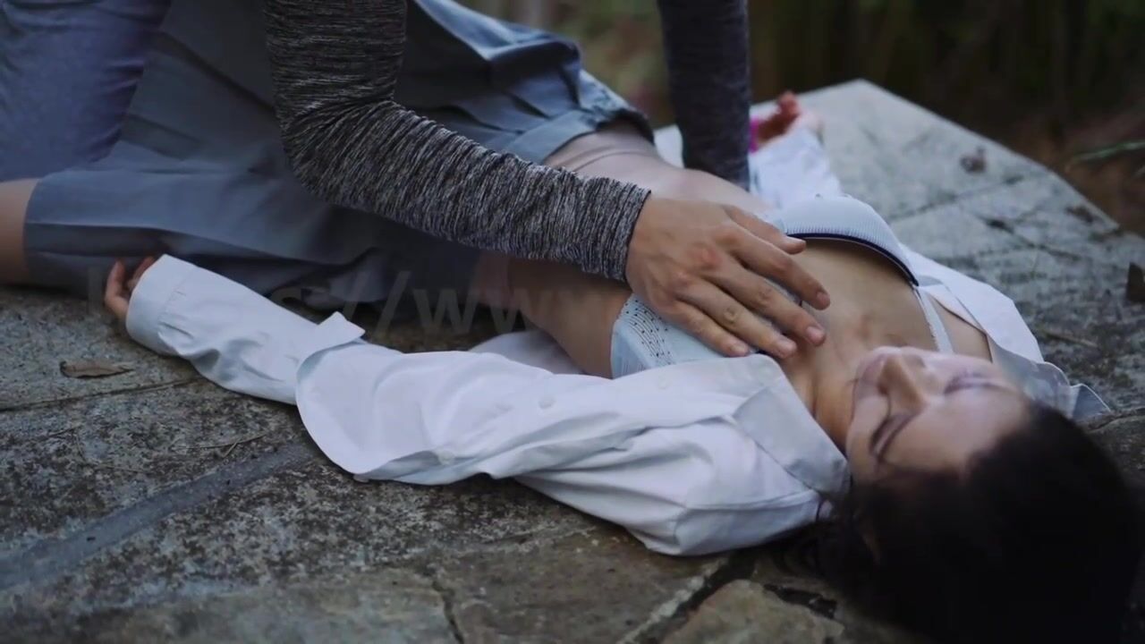 最新劇情製作《尾行》猥瑣男尾行清純美少女 林間小路干暈直接就給操了 畫面感十足