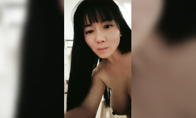 跟好姐妹一起大秀直播，性飢渴難耐抓著奶子舔弄，表情好騷一直往逼里蹭，風騷淫盪自慰騷穴水好多給狼友看