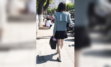 3290 大神專挑年輕的學生妹跟拍偷拍集合B，竟敢用閃光，幾十個學生妹