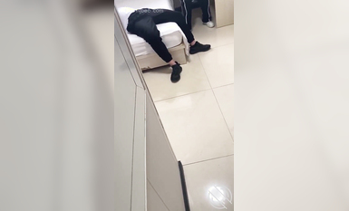 海角社區女色友與狼友互動弄迷葯 收到海友發來的迷葯我和閨蜜一起迷翻了表哥