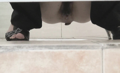 坑神守候公園景點女廁連續偸拍多位靚麗小姐姐方便現場實拍特寫私處同步出來後露臉全身無水印原版 (6)